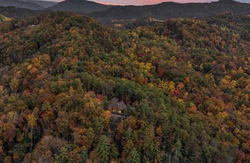 Gatlinburg - Pigeon Forge House | Luxury Hickory Homestead - HotTub, WCAccessible