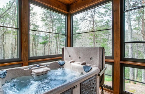 Gatlinburg - Pigeon Forge House | Luxury Hickory Homestead - HotTub, WCAccessible