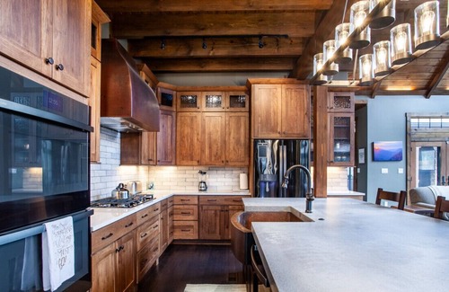 Gatlinburg - Pigeon Forge House | Luxury Hickory Homestead - HotTub, WCAccessible