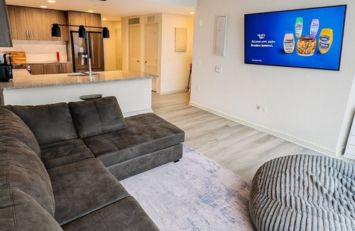 Peachtree Center Apartment | Luxury High-rise 2BR, Pool + Free Parking Near Mercedes Benz stadium