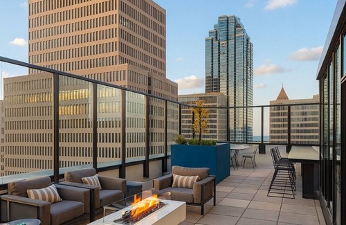 Peachtree Center Apartment | Luxury High-rise 2BR, Pool + Free Parking Near Mercedes Benz stadium