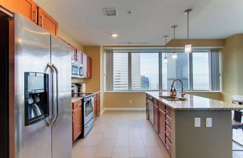 Downtown Cleveland Apartment | Luxury High Rise ADA | Downtown | Free Parking