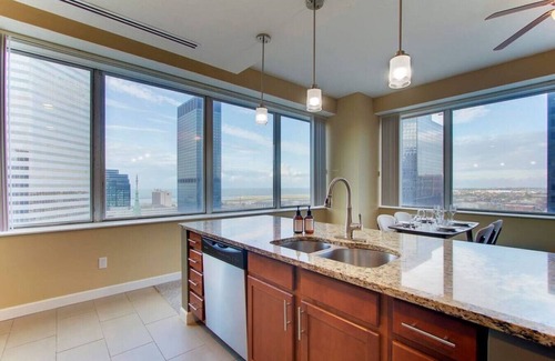 Downtown Cleveland Apartment | Luxury High Rise ADA | Downtown | Free Parking