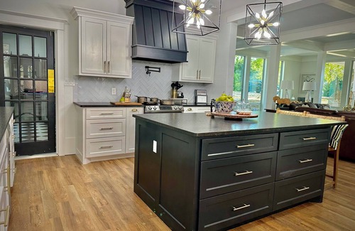 Denison House | Luxury Historic 4-bedroom Manor on 17 acres + AC, Wifi, KING bed, A+ location
