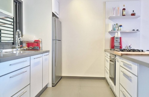 Old North Apartment | LUXURY HOLIDAY APARTMENT - HILTONMETZIZIM BEACH - YORDEI HASIRA
