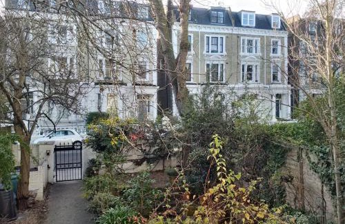 West Kensington Apartment | Luxury Holland Park, sleeps 2, Free S'fast WiFi