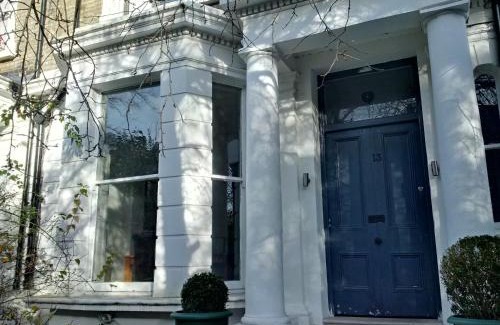 West Kensington Apartment | Luxury Holland Park, sleeps 2, Free S'fast WiFi