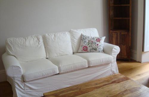 West Kensington Apartment | Luxury Holland Park, sleeps 2, Free S'fast WiFi