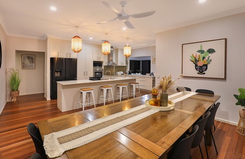 Alexandra Headland House | Luxury Home in Alexandra Headland Walk to the Beach Heated Pool 16 guests Pets ✅