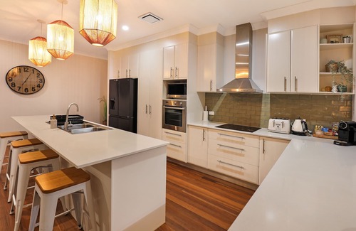 Alexandra Headland House | Luxury Home in Alexandra Headland Walk to the Beach Heated Pool 16 guests Pets ✅