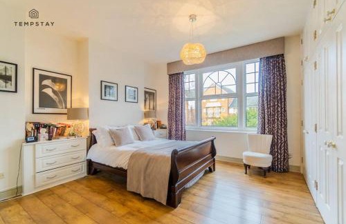 Windsor House | LUXURY HOME - CENTRAL WINDSOR, GATED PARKING