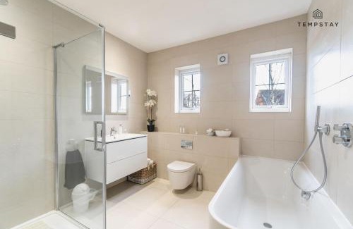 Windsor House | LUXURY HOME - CENTRAL WINDSOR, GATED PARKING