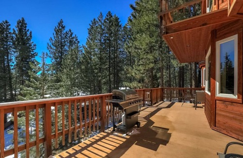 Round Hill Village House | Luxury Home | Chef's Kitchen & Hot Tub | Sleeps 10