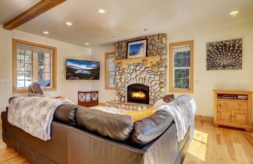 Round Hill Village House | Luxury Home | Chef's Kitchen & Hot Tub | Sleeps 10