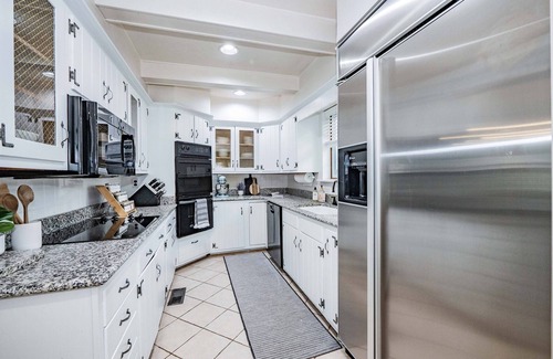 Oakton House | Luxury Home in Vienna, VA I Private Yard I Gym I 30 Day Minimum
