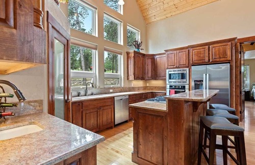 Angel Fire House | Luxury home on the golf course with spacious deck overlooking the mountains