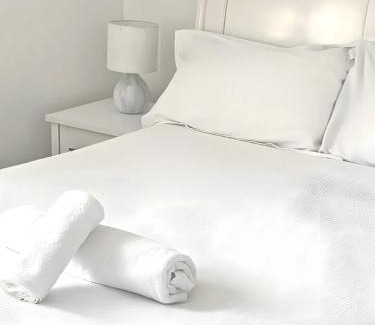 Cusop House | Luxury Home -Private Rooms- 3 mins from Alexandra Hospital, Redditch