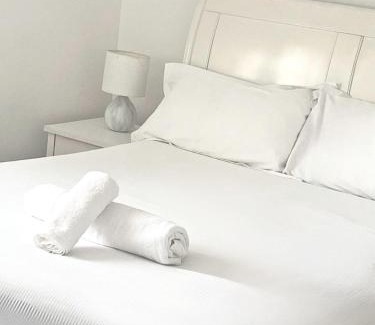 Cusop House | Luxury Home -Private Rooms- 3 mins from Alexandra Hospital, Redditch