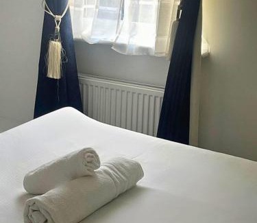 Cusop House | Luxury Home -Private Rooms- 3 mins from Alexandra Hospital, Redditch