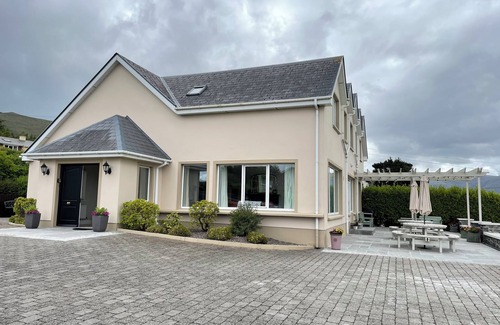 Kilnabrack Upper House | Luxury Home Ring of Kerry- close to Beach and Golf- 5 minute walk to pubs/shops
