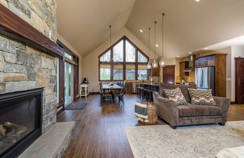 Columbia Falls House | Luxury home w/fireplace and large deck near Glacier National Park - Cedar Pointe Lookout