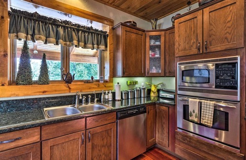 Michigan Hill House | Luxury Home w/Mountain Views, Hot Tub & Grill by RedAwning