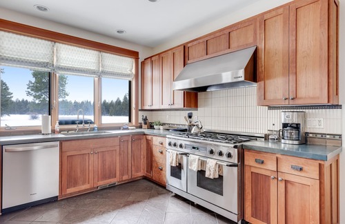 Black Butte Ranch House | Luxury home with amazing views, fireplace, pool, & hot tub