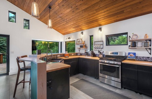 Ouray House | Luxury Home | Walk to Town & Box Canyon Falls | Hot Tub | Fire Pit | E-Bikes