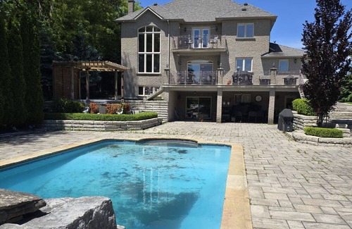 Richmond Hill House | "Luxury Home with Pool and Outdoor Bar"