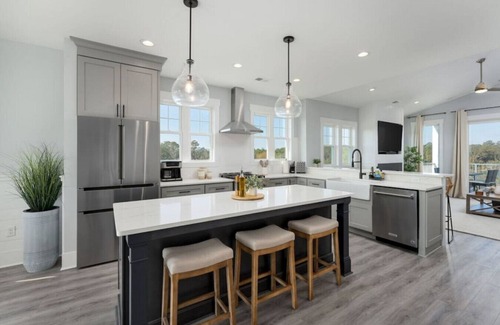 North Carolina Coast House | Luxury Home with Water Views+Boat Ramp+King Beds