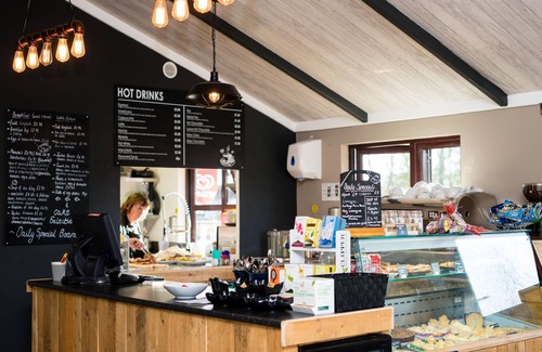Dilton Marsh Ski Chalet | Luxury Hot Tub Lakeside Lodge BARNACLE Near Longleat. Dog friendly.