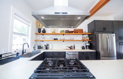 Murphy House | Luxury Hot Tub, Outdoor Fire Pit, Newly remodeled, Close to I-5, Walk to River