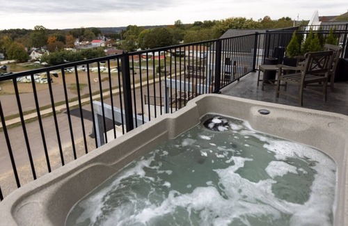 Berlin Apartment | Luxury Hot Tub Suite in Downtown Berlin 304