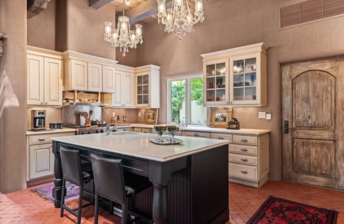 Historic Eastside House | Luxury | Hot Tub | Walk to Canyon Rd | Scenic Santa Fe River | Two Masters