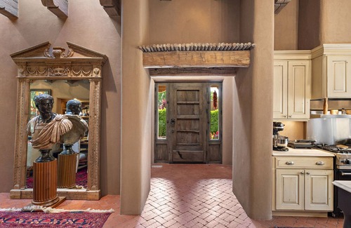 Historic Eastside House | Luxury | Hot Tub | Walk to Canyon Rd | Scenic Santa Fe River | Two Masters
