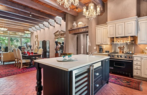 Historic Eastside House | Luxury | Hot Tub | Walk to Canyon Rd | Scenic Santa Fe River | Two Masters