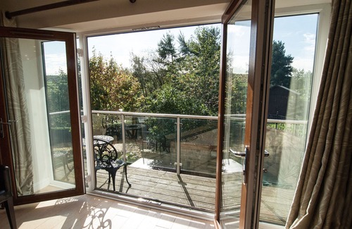 Holmfirth House | Luxury House & Family Retreat Sleeps 12 with Private Hot Tub