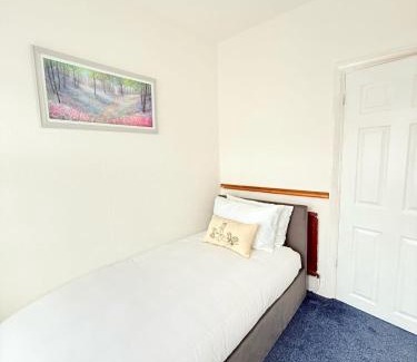 Valentines Apartment | Luxury House in Ilford 21 minute Train journey from Central London