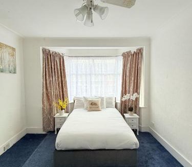 Valentines Apartment | Luxury House in Ilford 21 minute Train journey from Central London