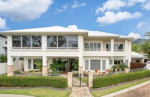 Clifton Beach House | Luxury House on Clifton Beach with Heated Saltwater Swimming Pool