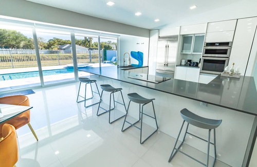 Country Walk House | 💎 Luxury House w/Bbq, Hot tub, Heated Pool & Wifi