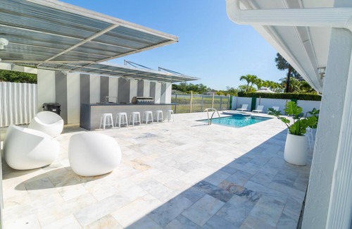 Country Walk House | 💎 Luxury House w/Bbq, Hot tub, Heated Pool & Wifi