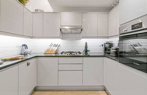 Brompton & Hans Town House | Luxury House with Home Gym | Behind V&A Museum