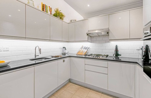Brompton & Hans Town House | Luxury House with Home Gym | Behind V&A Museum