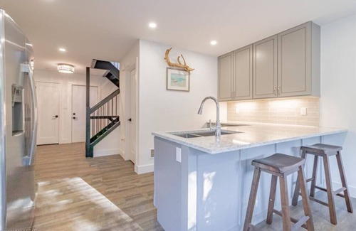 Grand Bend Ski Chalet | Luxury house with Hot Tub/Games room/Firepit,7 Beds/Rooftop/BBQ