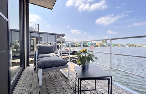 Maasbommel Boat Rental | Luxury houseboat in beautiful Maasbommel