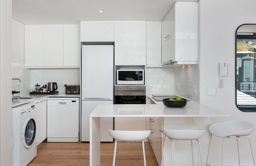 Cape Town City Centre Apartment | Luxury in De Waterkant: Panoramic Mountain Views