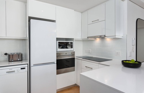 Cape Town City Centre Apartment | Luxury in De Waterkant: Panoramic Mountain Views