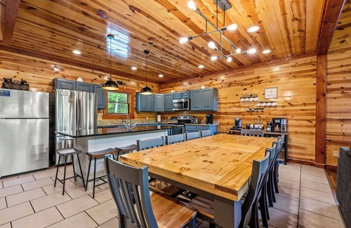 Gatlinburg - Pigeon Forge Cabin | Luxury Indoor Pool cabin - Last Min October Deals