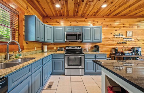 Gatlinburg - Pigeon Forge Cabin | Luxury Indoor Pool cabin - Last Min October Deals
